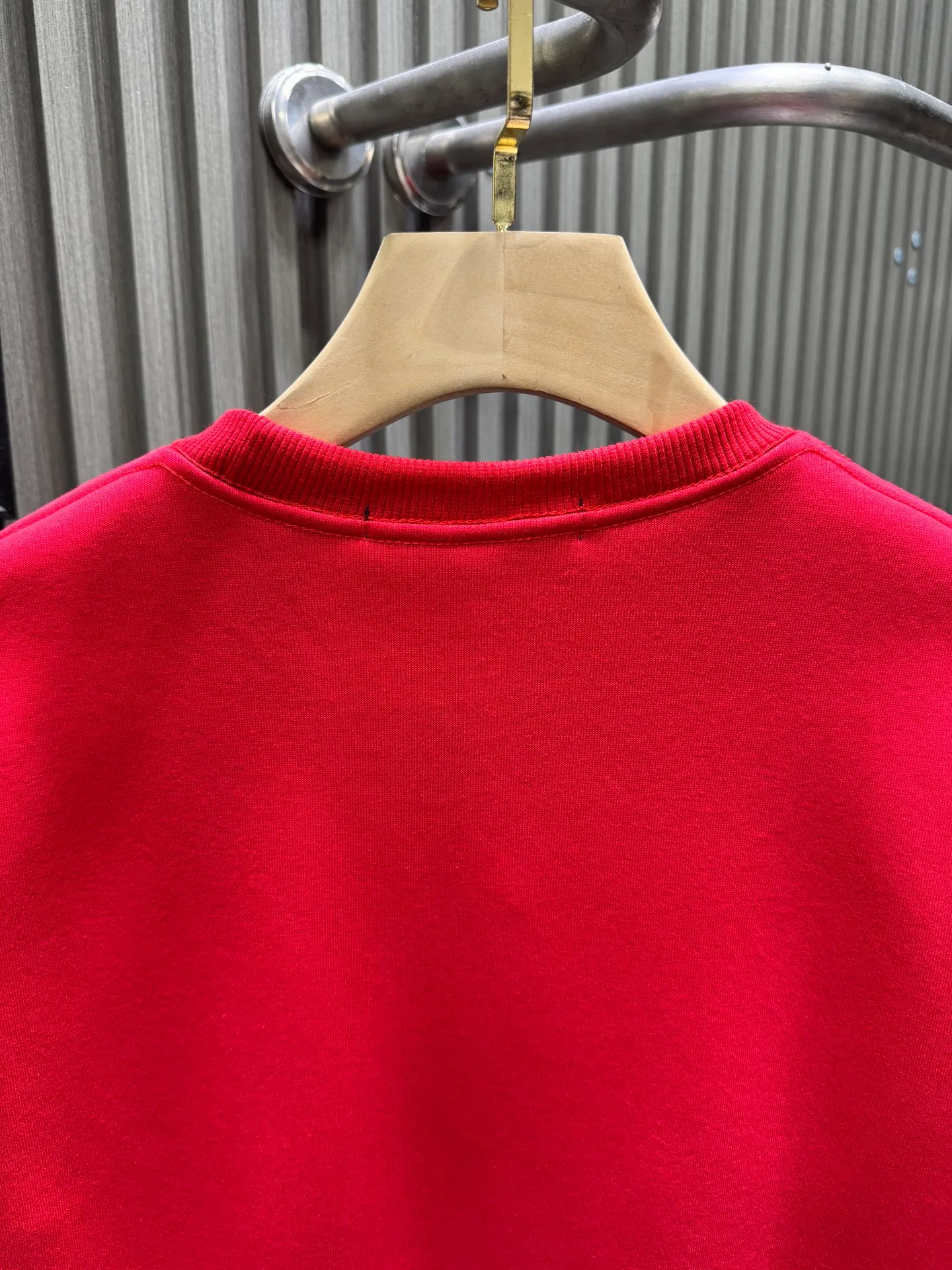 🅿️250 Louis Vuitton Louis Vuitton* Louis Vuitton 25 autumn and winter new year new fun printed round neck sweatshirt 400g pure cotton ➕ silver fox velvet loose fit. Made of 400g pure cotton terry fabric with good texture. Soft and not easy to wrinkle. Thin and moderate thickness. Very suitable for spring and light autumn. The os version has a lazy and loose feel. The printing process uses a variety of printing colors to depict the vibrant scenery. It shows the interesting fusion of Japanese traditional culture and brand elements. The low-key Monogram print under the pattern adds a delicate texture, declaring the brand’s design philosophy that has been inherited for many years. Its eye-catching effect is no less than any classic style, perfectly presenting the sense of fashion, high-end and luxury. Versatile style